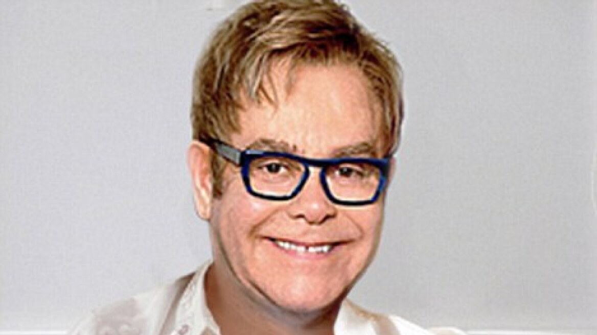 Θηλάζει... ο Elton John!